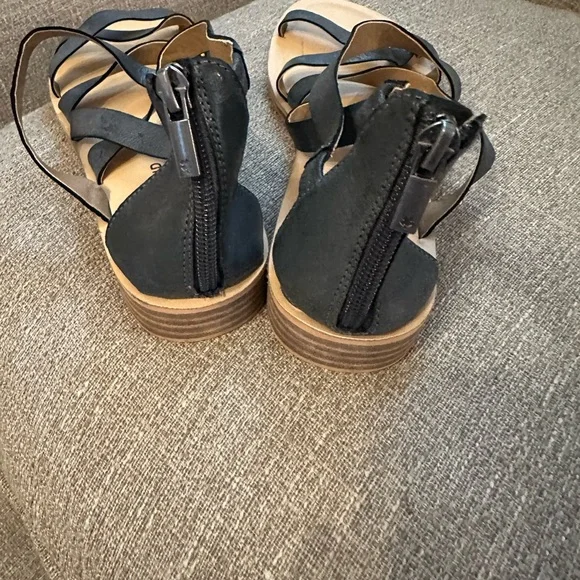 Lucky Brand Women's Black Strappy Sandals - Picture 2 of 5